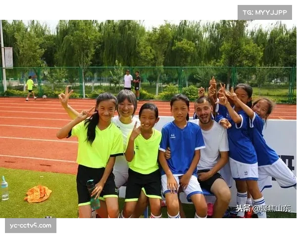 “足球进校园”协议签署,意甲俱乐部将为百所学校提供教练